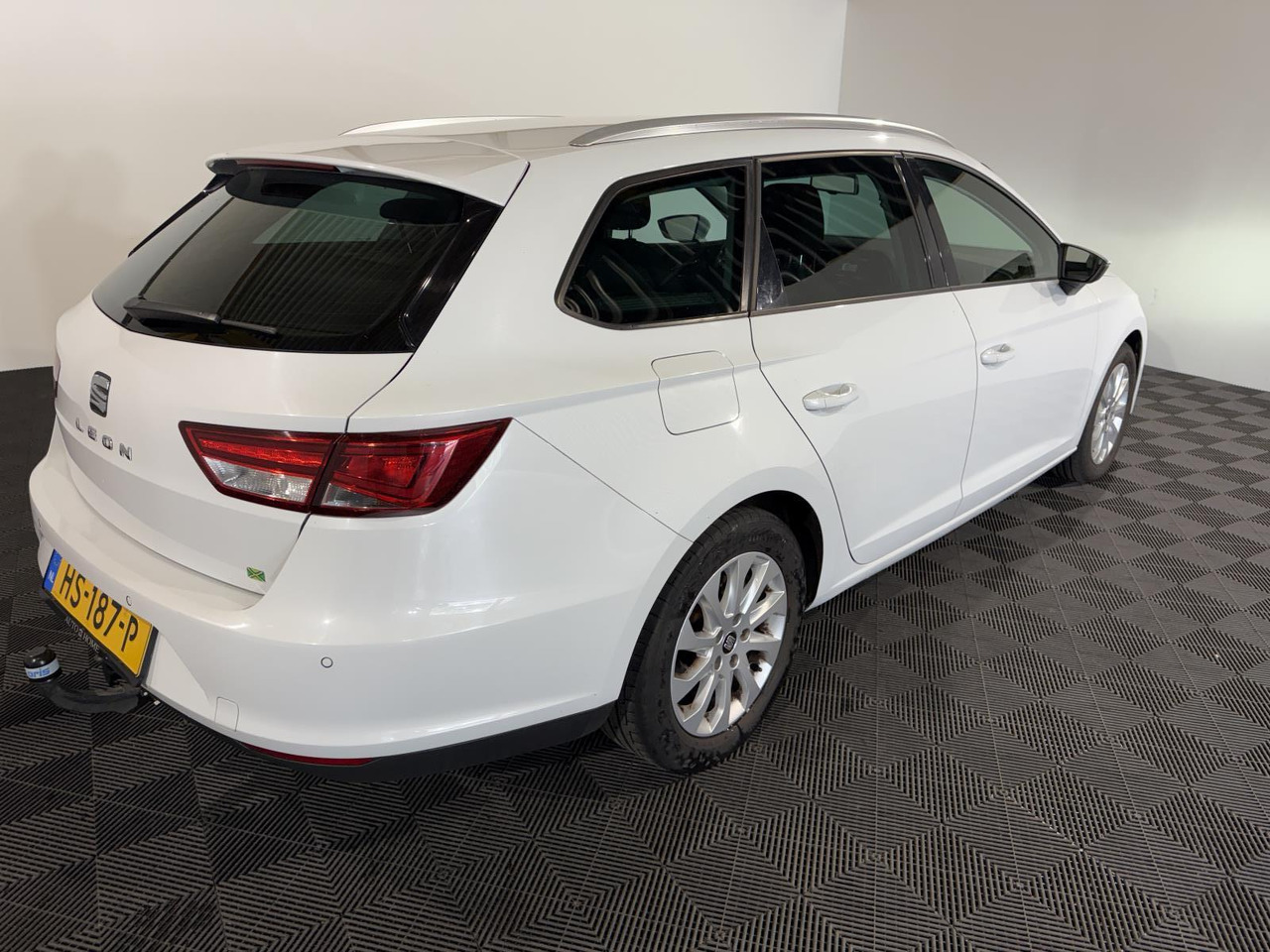 SEAT | Leon ST | 1.6 TDI Style Connect Ecomotive | 2015 | 284.524 km | HS187P | Logisch - Car: picture 4 SEAT | Leon ST | 1.6 TDI Style Connect Ecomotive | 2015 | 284.524 km | HS187P | Logisch - Car: picture 4