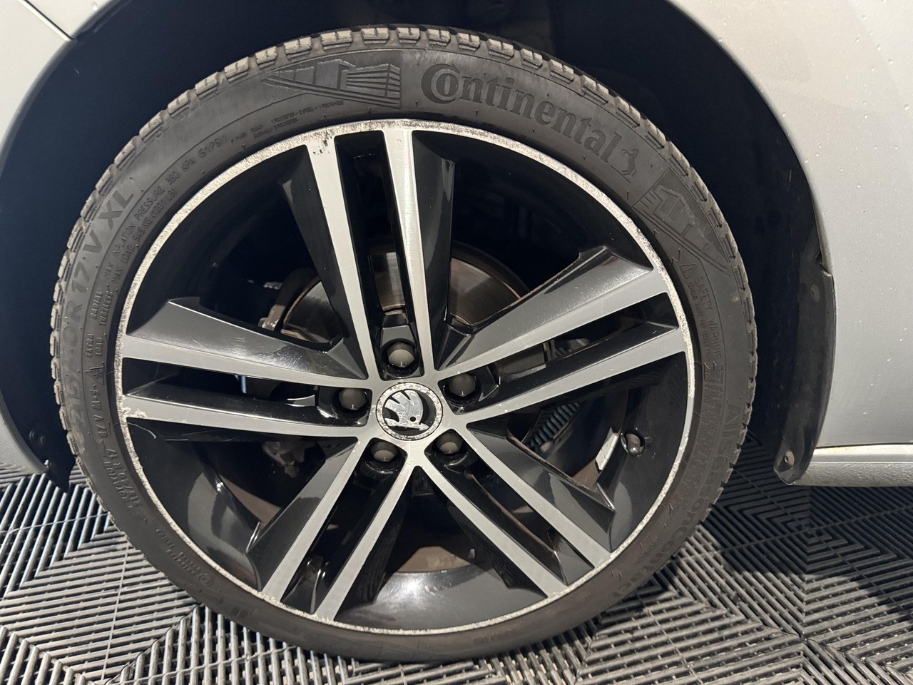 Skoda Rapid Spaceback 1.2 TSI Greentech Ambition Businessline | 2015 | 274.606 km |GH-920-F - Hatchback: picture 2 Skoda Rapid Spaceback 1.2 TSI Greentech Ambition Businessline | 2015 | 274.606 km |GH-920-F - Hatchback: picture 2