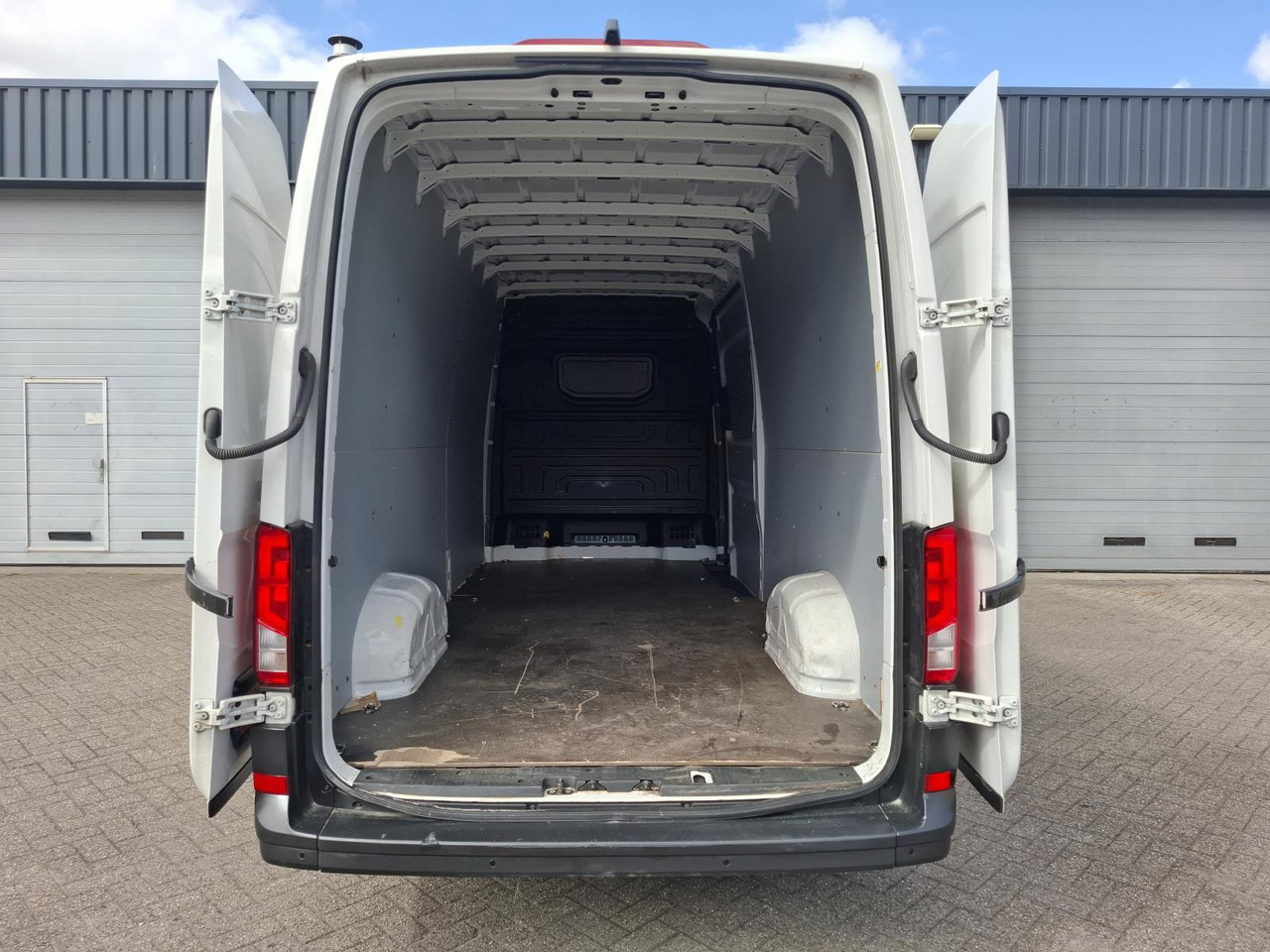 Volkswagen Crafter 35 2.0 TDI L4H3 | 2022 | 135.282 km | VPR-84-T - Panel van: picture 3 Volkswagen Crafter 35 2.0 TDI L4H3 | 2022 | 135.282 km | VPR-84-T - Panel van: picture 3
