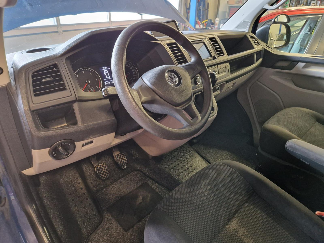 Volkswagen | Transporter | 2.0 TDI L1H1 DC Highline | 2018 | 251.292 km | V731RR | Logisch - Combi van: picture 3 Volkswagen | Transporter | 2.0 TDI L1H1 DC Highline | 2018 | 251.292 km | V731RR | Logisch - Combi van: picture 3