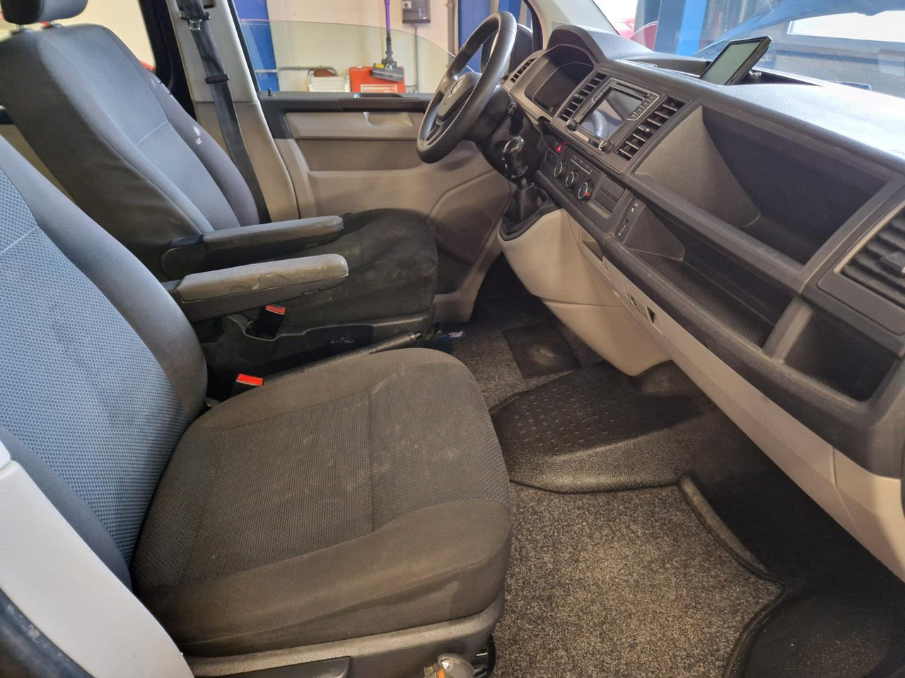 Volkswagen | Transporter | 2.0 TDI L1H1 DC Highline | 2018 | 251.292 km | V731RR | Logisch - Combi van: picture 2 Volkswagen | Transporter | 2.0 TDI L1H1 DC Highline | 2018 | 251.292 km | V731RR | Logisch - Combi van: picture 2