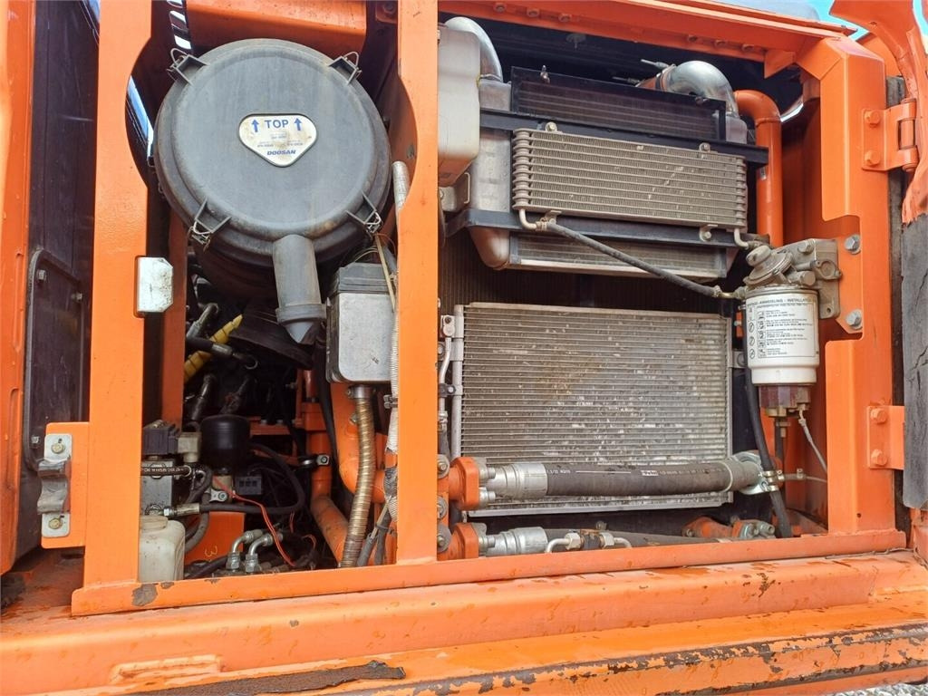 Crawler excavator Doosan DX160LC Metsä alustalla: picture 11