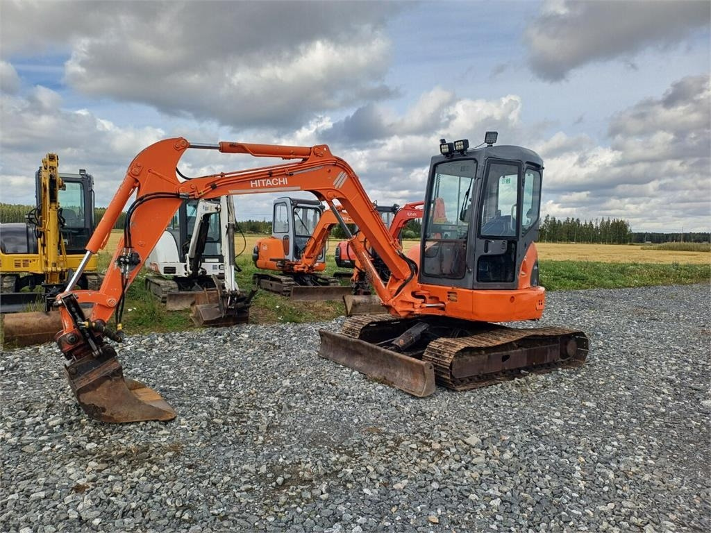 Hitachi EX50U kallistuvalla s40 liittimellä. - Mini excavator: picture 1 Hitachi EX50U kallistuvalla s40 liittimellä. - Mini excavator: picture 1