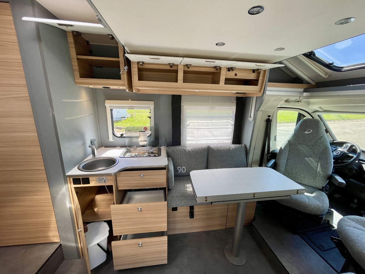 Semi-integrated motorhome DETHLEFFS T7052 DBL: picture 12