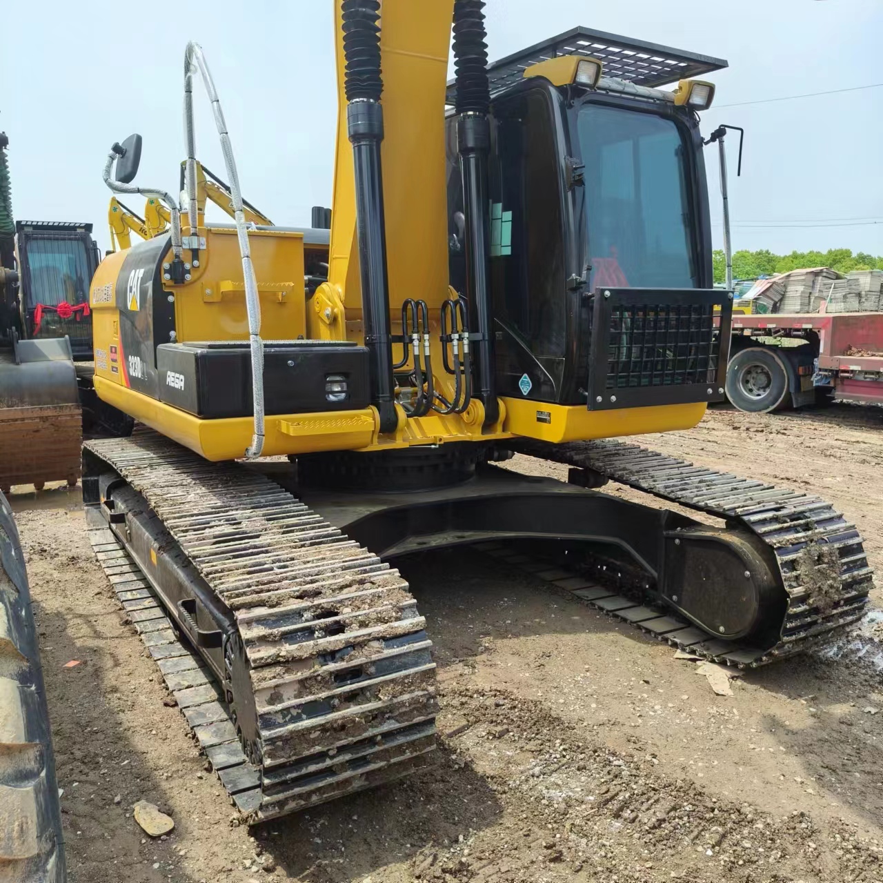Crawler excavator CATERPILLAR 323D2L: picture 8
