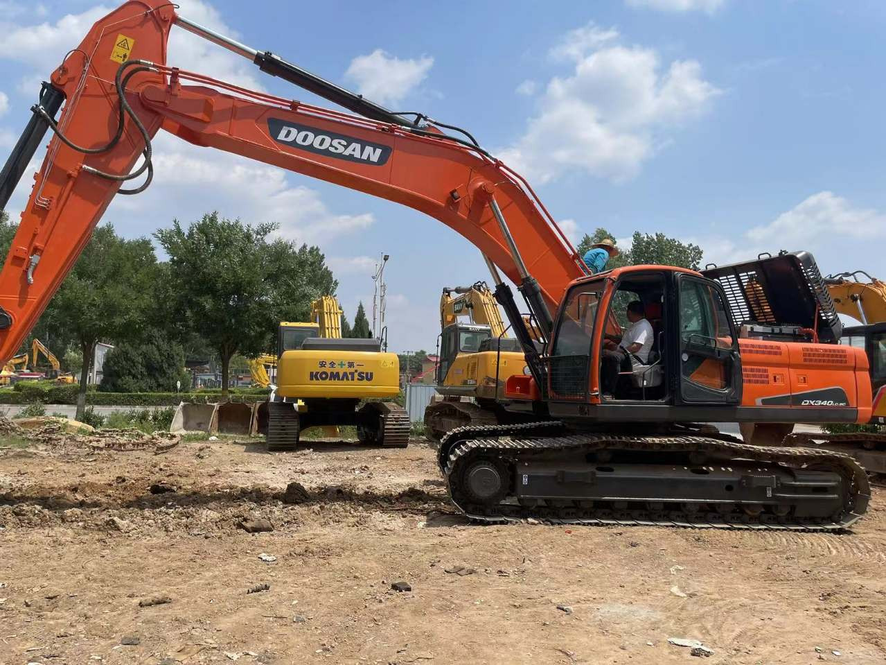 Crawler excavator DOOSAN DX340: picture 8