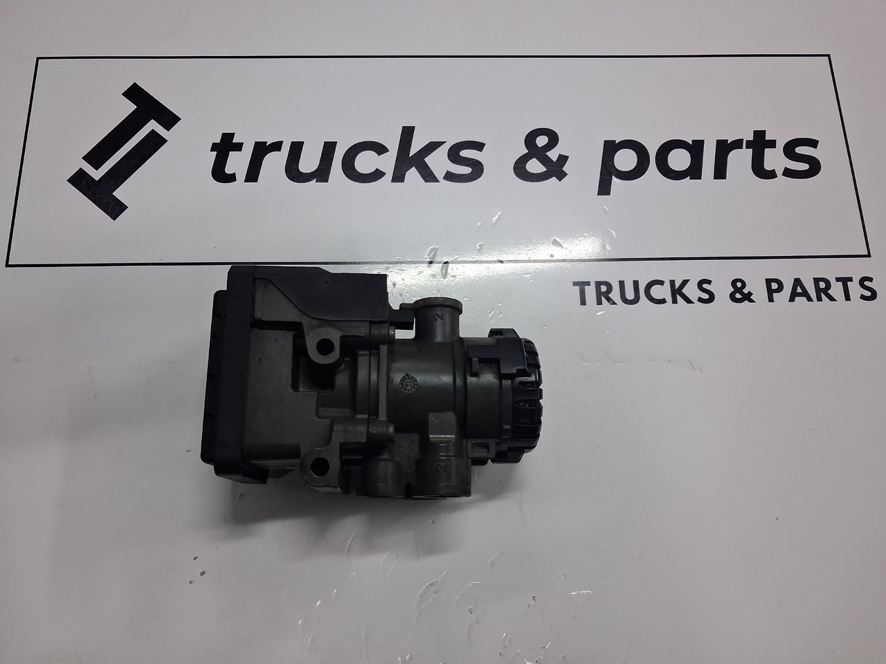 KNORR-BREMSE ZAWÓR NACZEPOWY EBS EUROPA VOLVO FH FM RENAULT DXI - Brake valve for Truck: picture 1 KNORR-BREMSE ZAWÓR NACZEPOWY EBS EUROPA VOLVO FH FM RENAULT DXI - Brake valve for Truck: picture 1