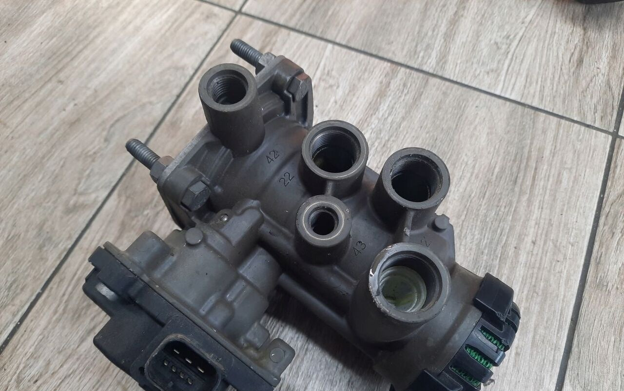 Knorr-Bremse Renault T RANGE GAMA - Brake valve for Truck: picture 1 Knorr-Bremse Renault T RANGE GAMA - Brake valve for Truck: picture 1