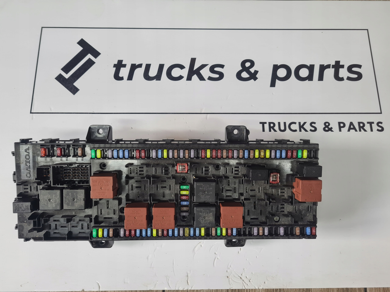 TABLICA PŁYTA SKRZYNKA BEZPIECZNIKÓW VOLVO FH 5 FM 5 FMX 23050388-P02 - Fuse: picture 1 TABLICA PŁYTA SKRZYNKA BEZPIECZNIKÓW VOLVO FH 5 FM 5 FMX 23050388-P02 - Fuse: picture 1