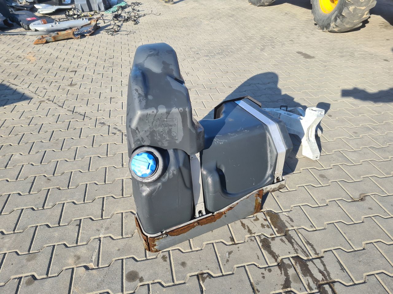 VOLVO ZBIORNIK ADBLUE NA RAMĘ MOCOWANIA RENAULT GAMA T VOLVO FH 4 FM 4 - AdBlue tank for Truck: picture 3 VOLVO ZBIORNIK ADBLUE NA RAMĘ MOCOWANIA RENAULT GAMA T VOLVO FH 4 FM 4 - AdBlue tank for Truck: picture 3