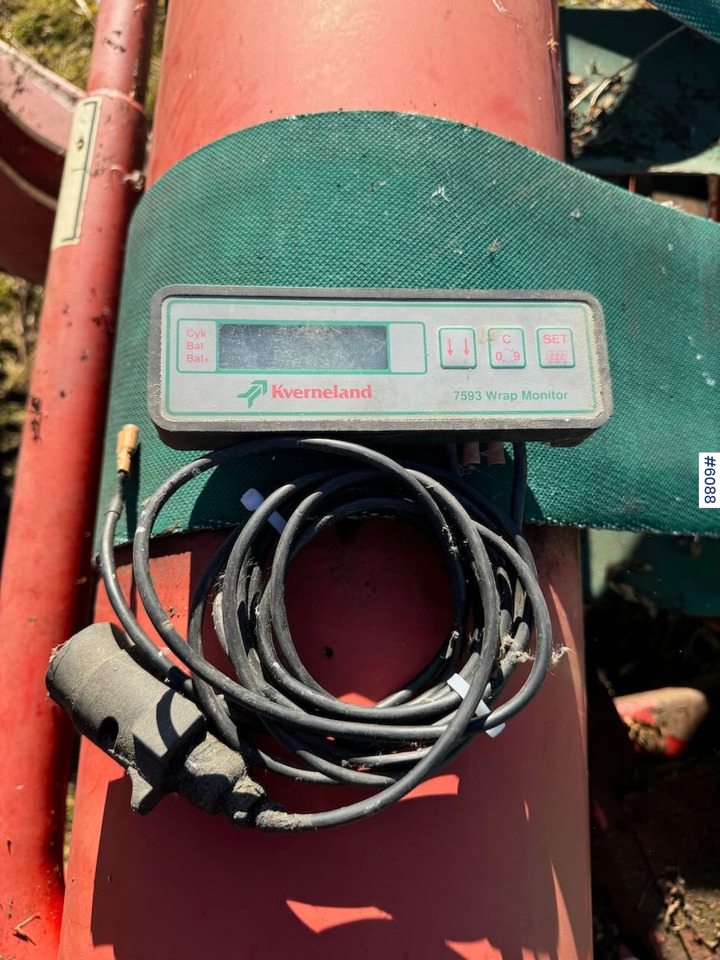 Hay and forage equipment 1998 Kverneland 7335 Round bale wrapper: picture 12 Hay and forage equipment 1998 Kverneland 7335 Round bale wrapper: picture 12