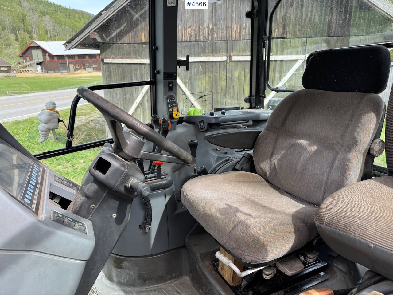 1998 New Holland TS 100 w/front loader and some equipment - Farm tractor: picture 5 1998 New Holland TS 100 w/front loader and some equipment - Farm tractor: picture 5