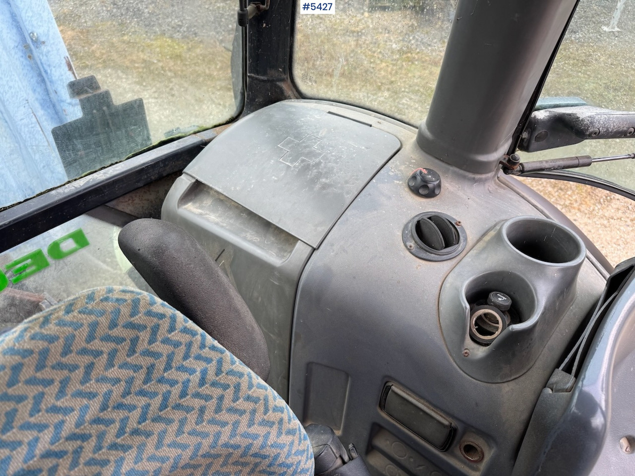 Farm tractor 2001 Deutz Fahr Agrotron 90 w/front loader.: picture 16