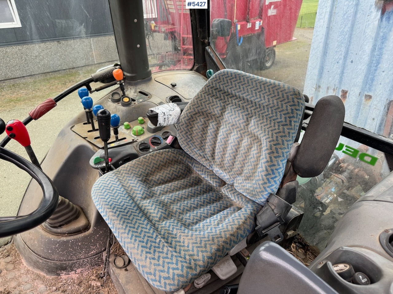 Farm tractor 2001 Deutz Fahr Agrotron 90 w/front loader.: picture 15