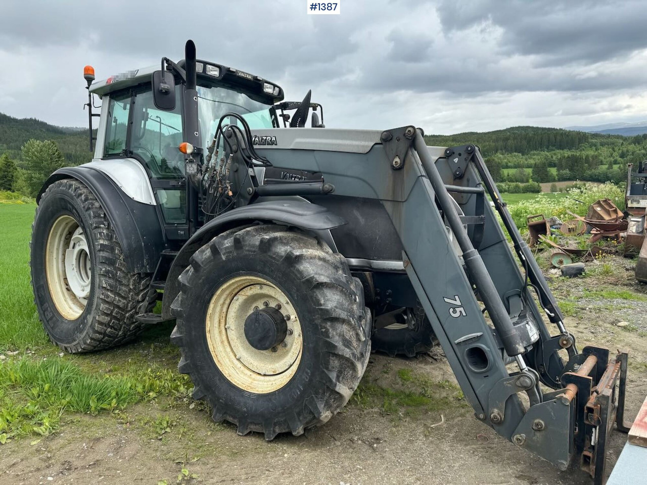 2007 Valtra T190 4x4 Tractor w/ bucket - Farm tractor: picture 1 2007 Valtra T190 4x4 Tractor w/ bucket - Farm tractor: picture 1