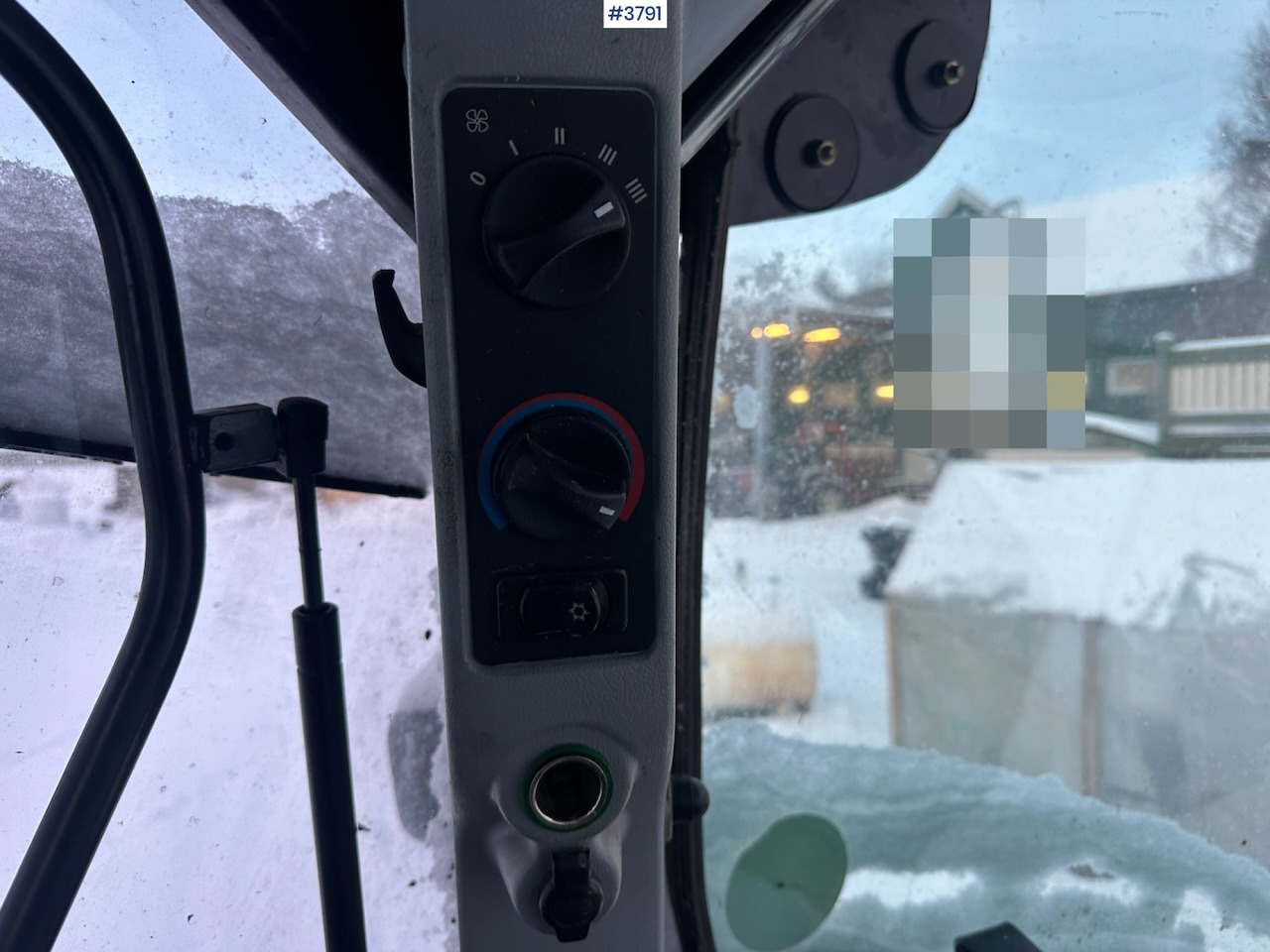 Farm tractor 2010 New Holland T6040 4x4 plow rigged tractor w/ Trima +3.0p front loader, brand new chains, snow bucket and Westbjørn snow blower. WATCH VIDEO.: picture 38