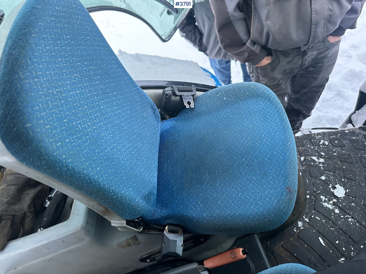 Farm tractor 2010 New Holland T6040 4x4 plow rigged tractor w/ Trima +3.0p front loader, brand new chains, snow bucket and Westbjørn snow blower. WATCH VIDEO.: picture 37