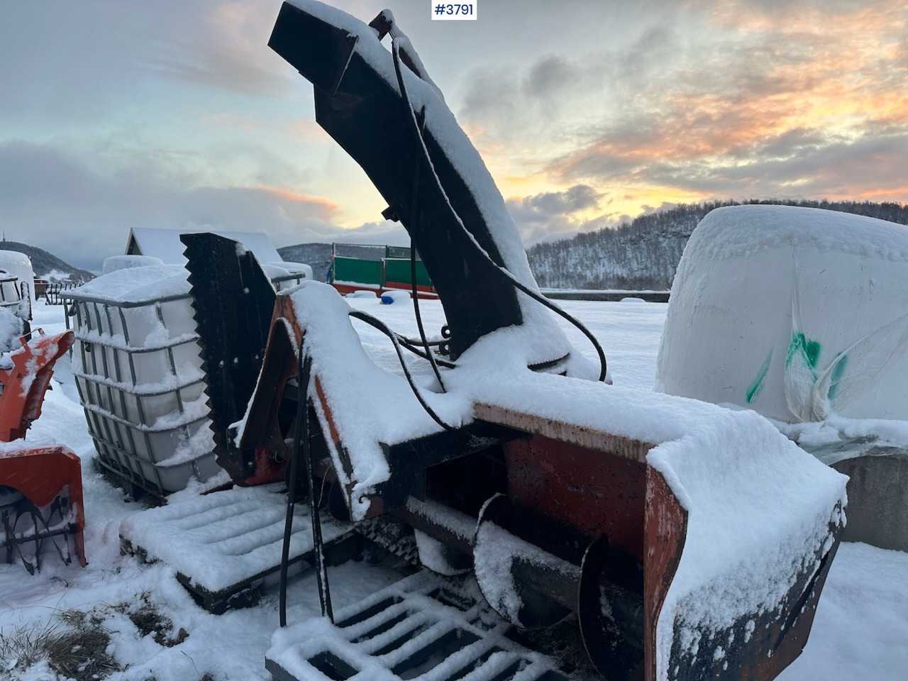 Farm tractor 2010 New Holland T6040 4x4 plow rigged tractor w/ Trima +3.0p front loader, brand new chains, snow bucket and Westbjørn snow blower. WATCH VIDEO.: picture 46