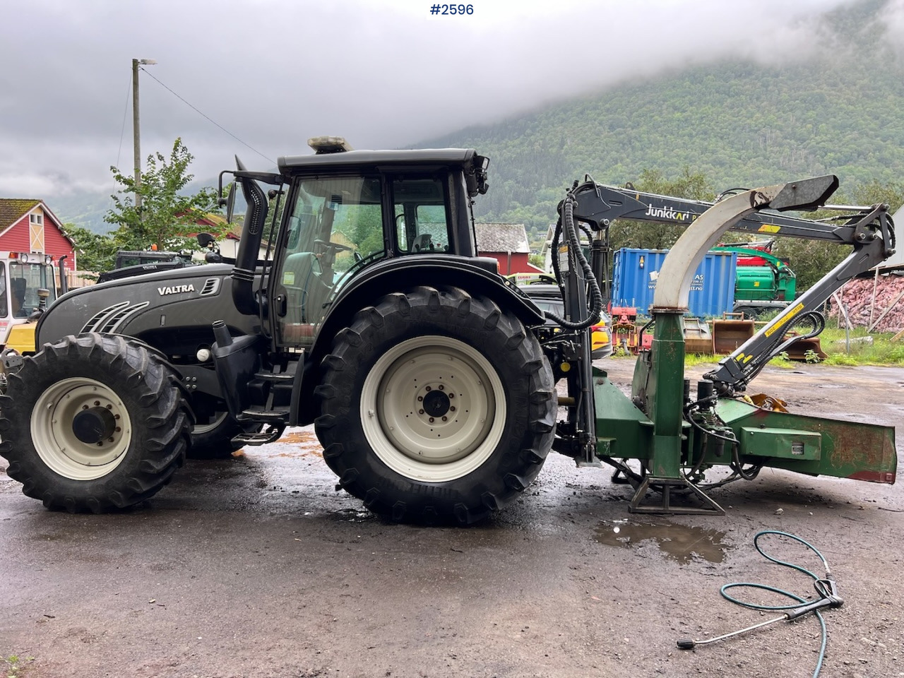 2010 Valtra T182 Versu Tractor w/ 2015 NHS 300E Chipper and 2015 Junkkari P4169 Crane - Farm tractor: picture 2 2010 Valtra T182 Versu Tractor w/ 2015 NHS 300E Chipper and 2015 Junkkari P4169 Crane - Farm tractor: picture 2
