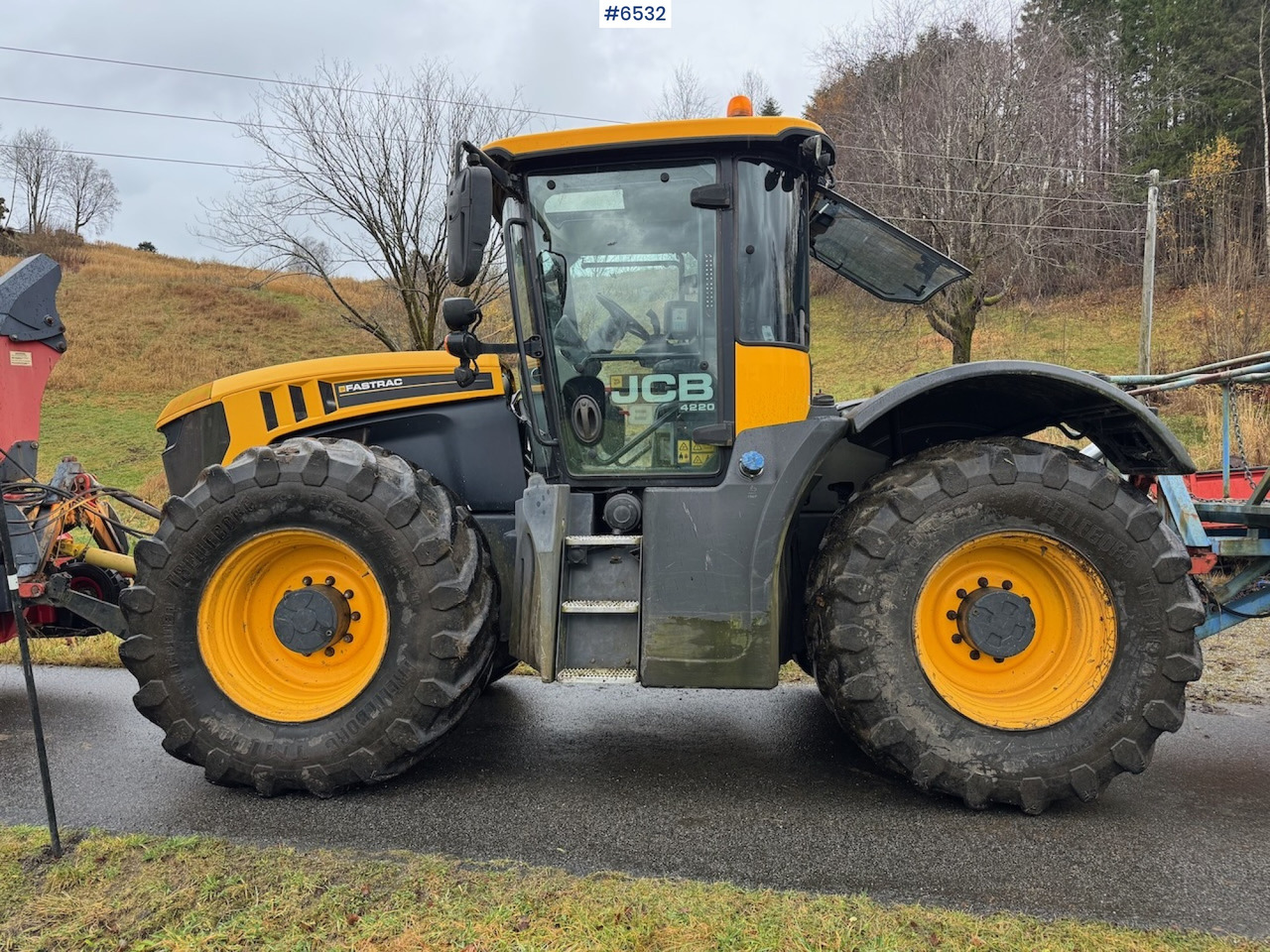 2015 JCB Fastrack 4220 w/ front hydraulics, front PTO and plow plate. Low hours! - Farm tractor: picture 4 2015 JCB Fastrack 4220 w/ front hydraulics, front PTO and plow plate. Low hours! - Farm tractor: picture 4