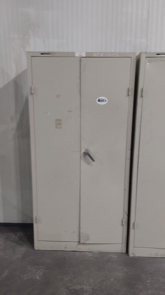 Tuerenschrank 1950x930x400 - Workshop equipment: picture 1 Tuerenschrank 1950x930x400 - Workshop equipment: picture 1