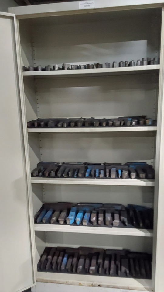 Tuerenschrank 1950x930x400 - Workshop equipment: picture 3 Tuerenschrank 1950x930x400 - Workshop equipment: picture 3