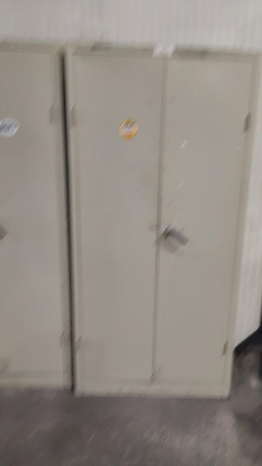 Tuerenschrank 1950x930x400 - Workshop equipment: picture 2 Tuerenschrank 1950x930x400 - Workshop equipment: picture 2