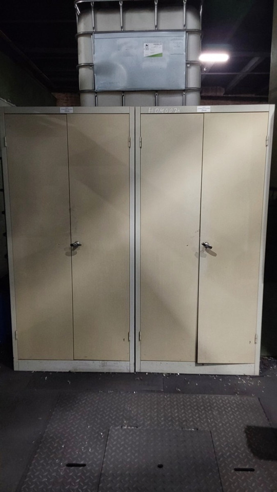 Tuerenschrank 1950x930x400 - Workshop equipment: picture 1 Tuerenschrank 1950x930x400 - Workshop equipment: picture 1