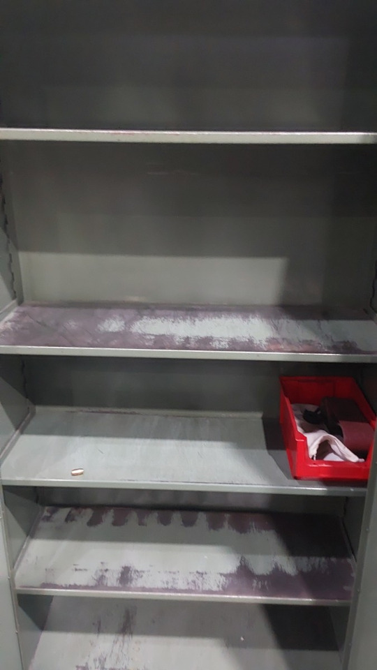 Tuerenschrank 1950x930x400 - Workshop equipment: picture 2 Tuerenschrank 1950x930x400 - Workshop equipment: picture 2