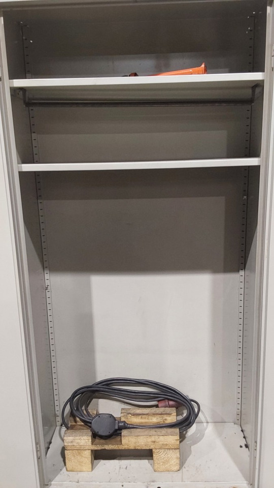 Tuerenschrank 1950x930x400 - Workshop equipment: picture 2 Tuerenschrank 1950x930x400 - Workshop equipment: picture 2