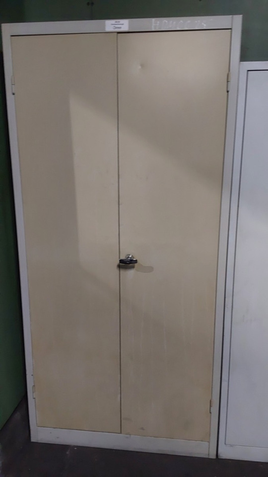 Tuerenschrank 1950x930x400 - Workshop equipment: picture 2 Tuerenschrank 1950x930x400 - Workshop equipment: picture 2