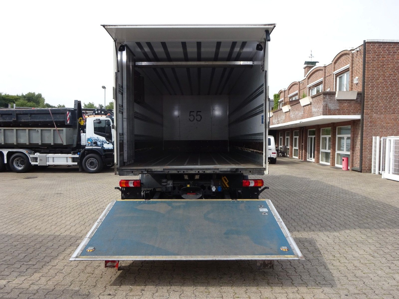 Box truck Mercedes-Benz 1842 Antos Koffer  + BÄR Ladebordwand 4x2: picture 6