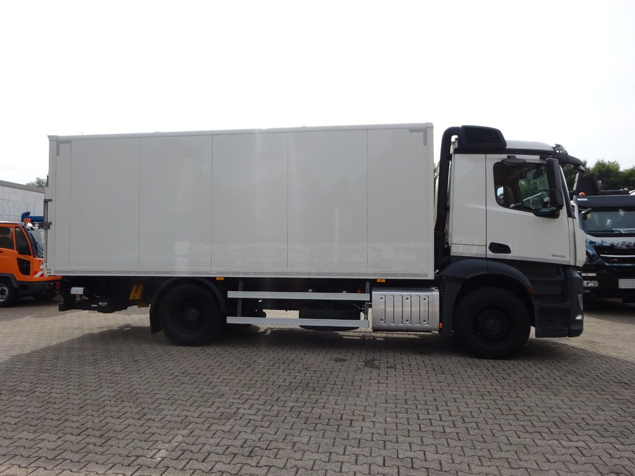 Box truck Mercedes-Benz 1842 Antos Koffer  + BÄR Ladebordwand 4x2: picture 9