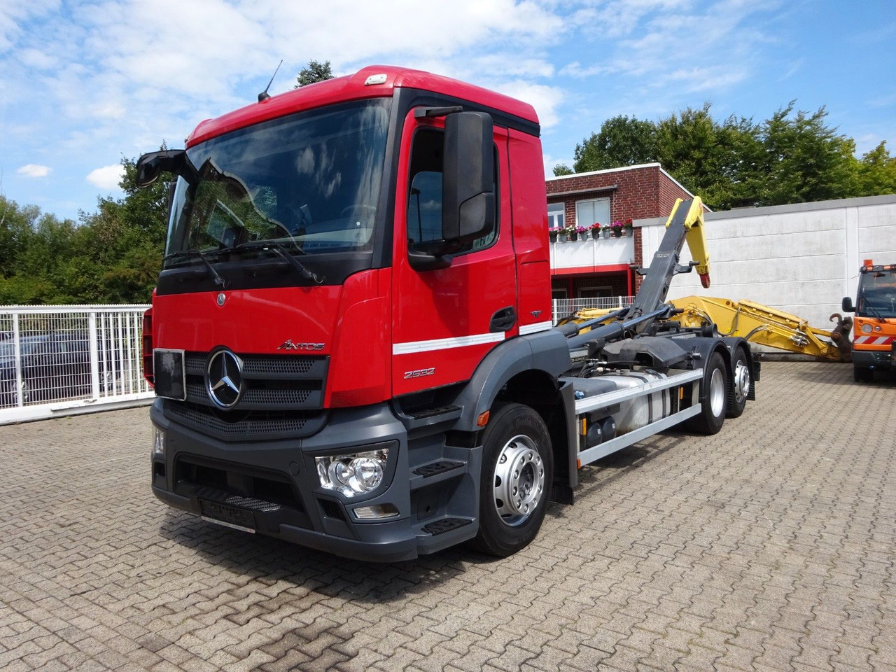 Mercedes-Benz Antos 2532 MEILLER Abroller Lift+Lenkachse 6x2 - Hook lift truck: picture 1 Mercedes-Benz Antos 2532 MEILLER Abroller Lift+Lenkachse 6x2 - Hook lift truck: picture 1