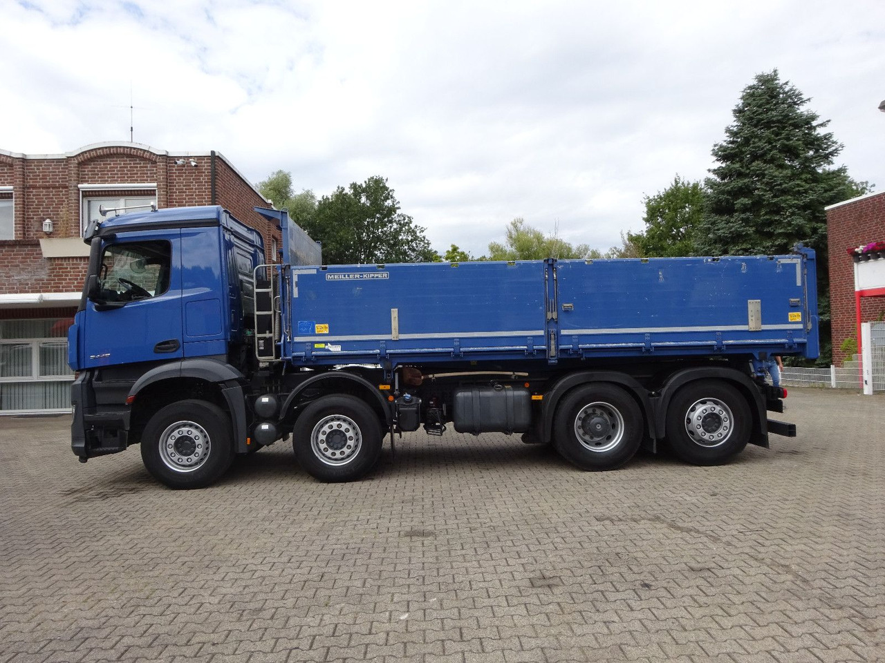 Mercedes-Benz Arocs 3446 MEILER 3 Seitenkipper 8x2 - Tipper: picture 3 Mercedes-Benz Arocs 3446 MEILER 3 Seitenkipper 8x2 - Tipper: picture 3