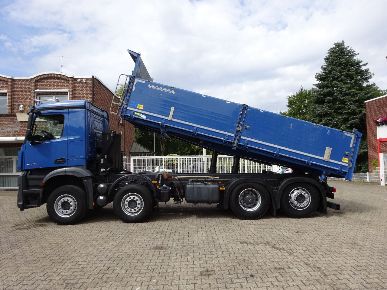 Mercedes-Benz Arocs 3446 MEILER 3 Seitenkipper 8x2 - Tipper: picture 2 Mercedes-Benz Arocs 3446 MEILER 3 Seitenkipper 8x2 - Tipper: picture 2