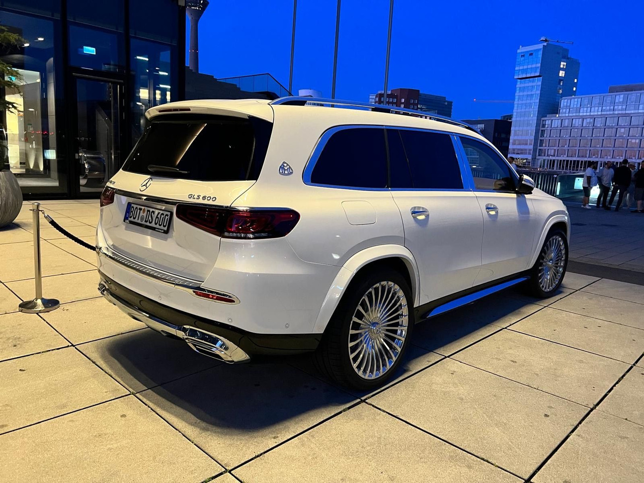 Mercedes-Benz GLS 600 Maybach 4Matic | 23 ZOLL | BURMESTER Mercedes-Benz GLS 600 Maybach 4Matic | 23 ZOLL | BURMESTER - SUV: picture 5 Mercedes-Benz GLS 600 Maybach 4Matic | 23 ZOLL | BURMESTER Mercedes-Benz GLS 600 Maybach 4Matic | 23 ZOLL | BURMESTER - SUV: picture 5