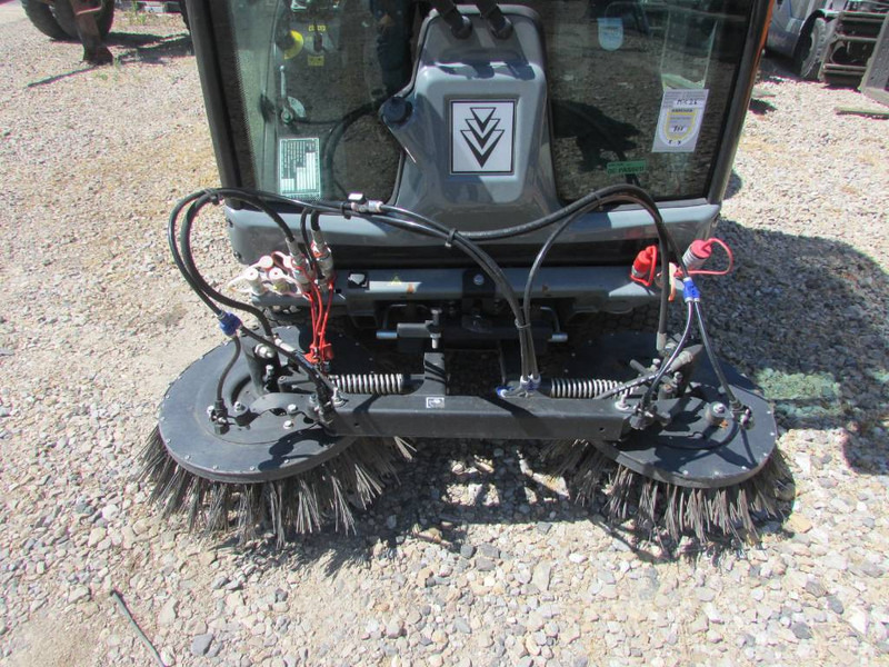 Kärcher MIC 26 Kehrmaschine 19.900 EUR - Farm trailer: picture 4 Kärcher MIC 26 Kehrmaschine 19.900 EUR - Farm trailer: picture 4