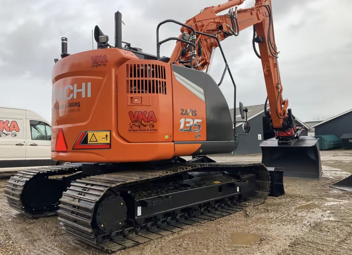 HITACHI ZX135 - Crawler excavator: picture 1 HITACHI ZX135 - Crawler excavator: picture 1
