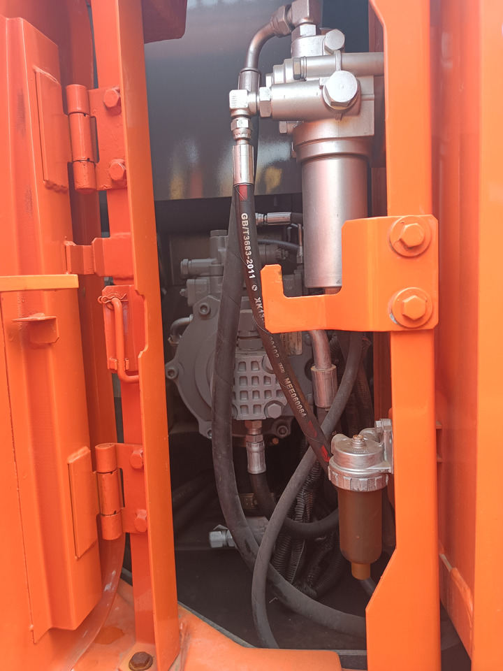 HITACHI ZX135 - Crawler excavator: picture 4 HITACHI ZX135 - Crawler excavator: picture 4