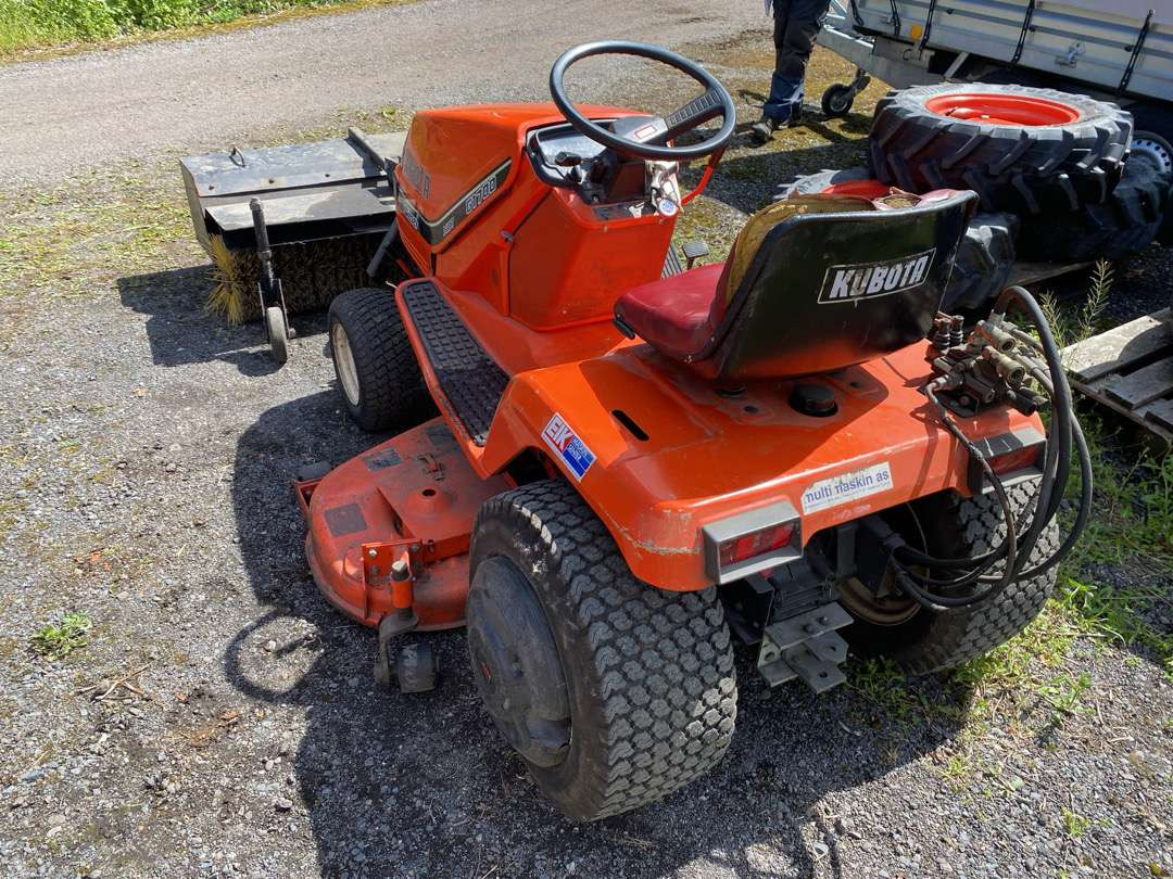 Garden mower 2000 Kubota G1700//Sitteklipper med feier og oppsamler: picture 8 Garden mower 2000 Kubota G1700//Sitteklipper med feier og oppsamler: picture 8