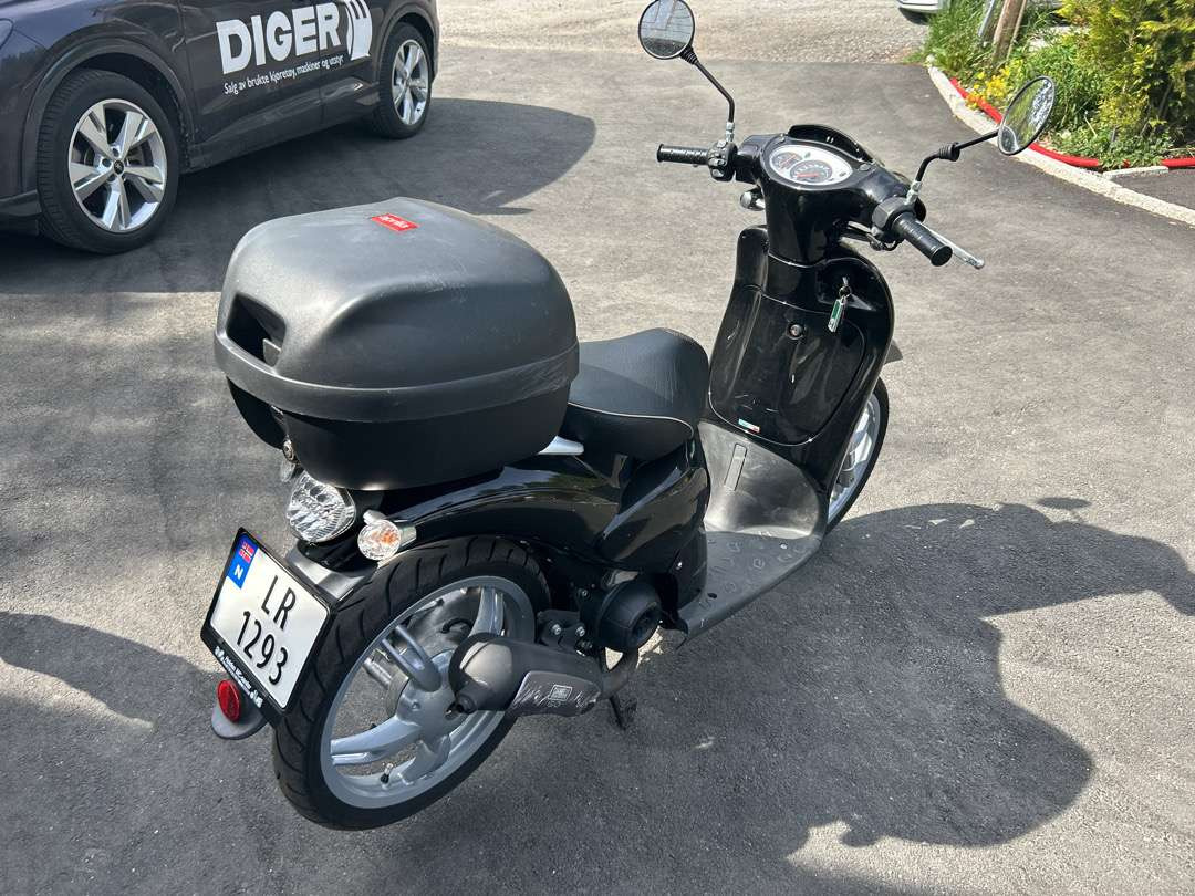 2011 Moped APRILIA APRILIA SCARABEO50 2T NERO APR - Motorcycle trailer: picture 3 2011 Moped APRILIA APRILIA SCARABEO50 2T NERO APR - Motorcycle trailer: picture 3