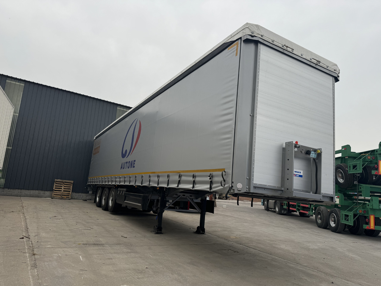 - Curtainsider semi-trailer: picture 4 - Curtainsider semi-trailer: picture 4