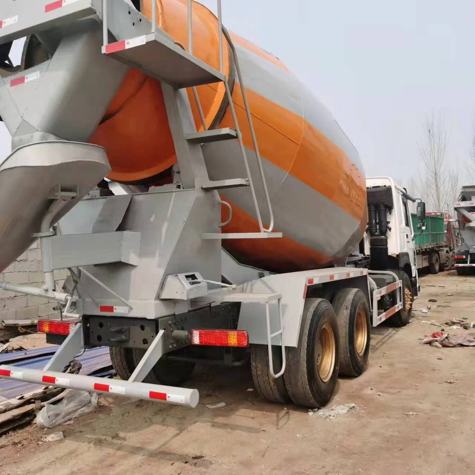 SINOTRUCK - Concrete mixer truck: picture 3 SINOTRUCK - Concrete mixer truck: picture 3