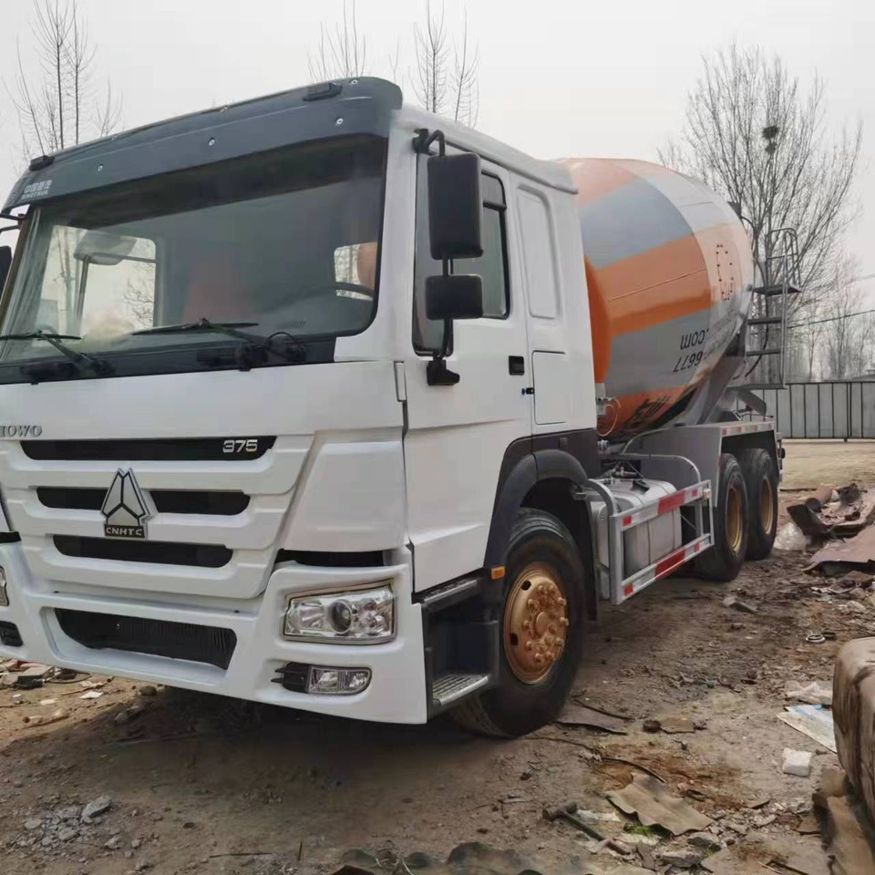 SINOTRUCK - Concrete mixer truck: picture 1 SINOTRUCK - Concrete mixer truck: picture 1