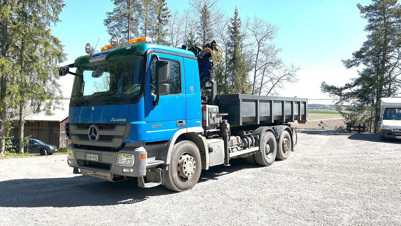 Kuorma-auto Mercedes-Benz Actros 2532, vm. 2009, kympitetty pilkki ja vaijerilaitteet, Lieto - Hook lift truck, Crane truck: picture 1 Kuorma-auto Mercedes-Benz Actros 2532, vm. 2009, kympitetty pilkki ja vaijerilaitteet, Lieto - Hook lift truck, Crane truck: picture 1