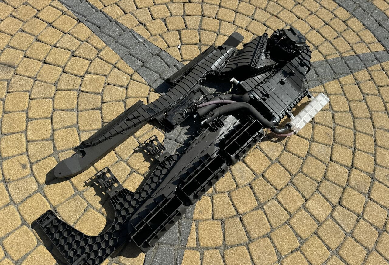 Mercedes-Benz ACTROS MP 4 truck - A/C part for Truck: picture 2 Mercedes-Benz ACTROS MP 4 truck - A/C part for Truck: picture 2