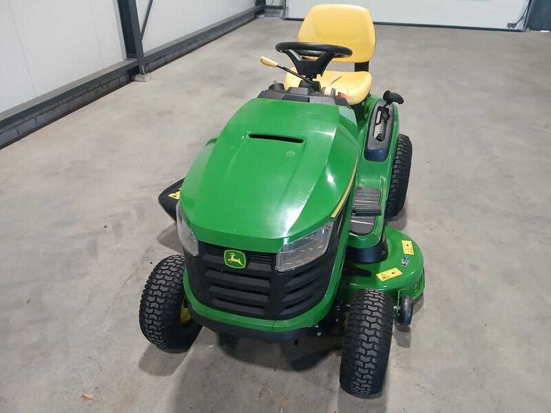 John Deere x 127 - Garden mower: picture 3 John Deere x 127 - Garden mower: picture 3