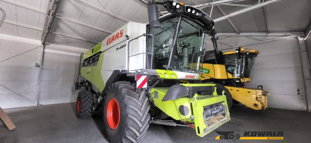 Claas Lexion 7500 + V930 - Combine harvester: picture 1 Claas Lexion 7500 + V930 - Combine harvester: picture 1