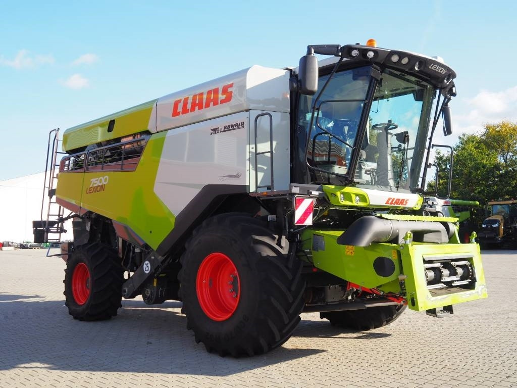 Claas Lexion 7500 + V930 - Combine harvester: picture 4 Claas Lexion 7500 + V930 - Combine harvester: picture 4